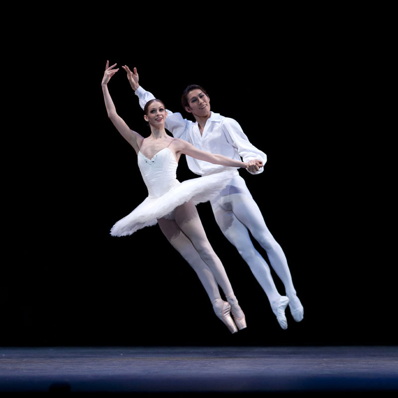 Suite en blanc - Laurretta Summerscales and Ken Saruhashi