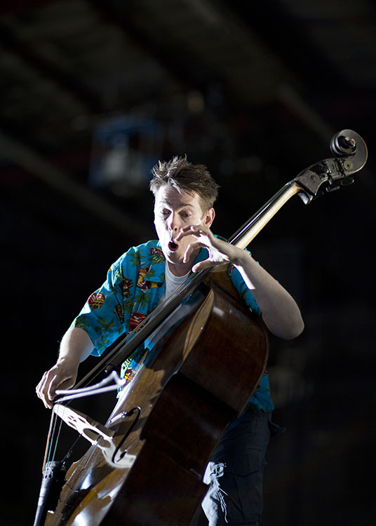 Jeremy Watt playing the double bass in the Orchester-Finalisten in Mittwoch aus Licht