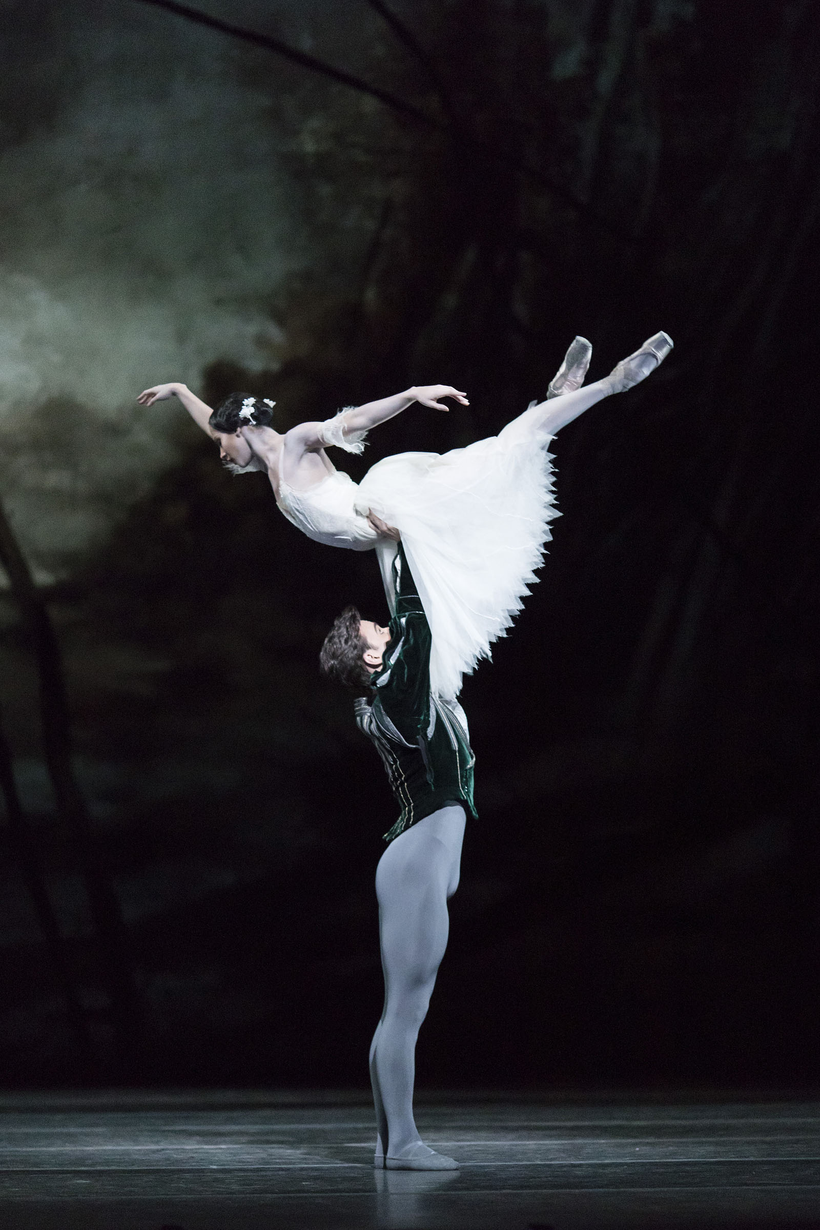 Francesca Hayward as Giselle and Alexander Campbell as Albrecht in Giselle