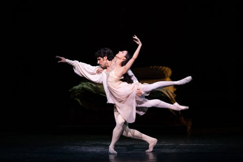 Cesar Corrales as Romeo and Francesca Hayward as Juliet in Romeo and Juliet
